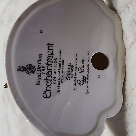 Elegant Porcelain Figurine with Gold Accents ROYAL DOULTON SONATA. - Picture 4 of 7